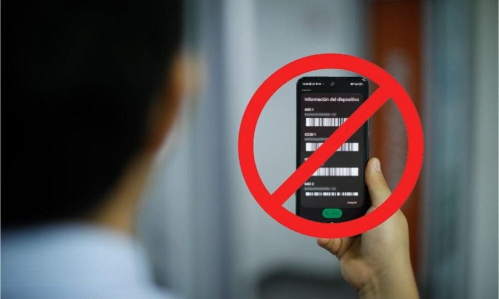 bloqueo celulares Perú — Una mano sostiene un celular con una señal de prohibición sobre la pantalla, ilustrando el posible bloqueo de equipos móviles en Perú. Foto de: Perú21