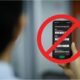 bloqueo celulares Perú — Una mano sostiene un celular con una señal de prohibición sobre la pantalla, ilustrando el posible bloqueo de equipos móviles en Perú. Foto de: Perú21