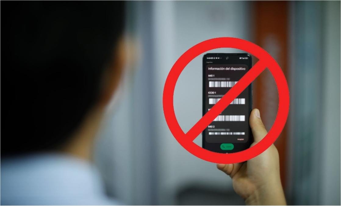 bloqueo celulares Perú — Una mano sostiene un celular con una señal de prohibición sobre la pantalla, ilustrando el posible bloqueo de equipos móviles en Perú. Foto de: Perú21