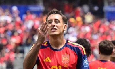 Oyarzabal marca goles — El delantero Mikel Oyarzabal celebra tras anotar un gol para la selección de España en el partido contra Austria. Foto de: Frederic J Brown/AFP