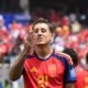 Oyarzabal marca goles — El delantero Mikel Oyarzabal celebra tras anotar un gol para la selección de España en el partido contra Austria. Foto de: Frederic J Brown/AFP