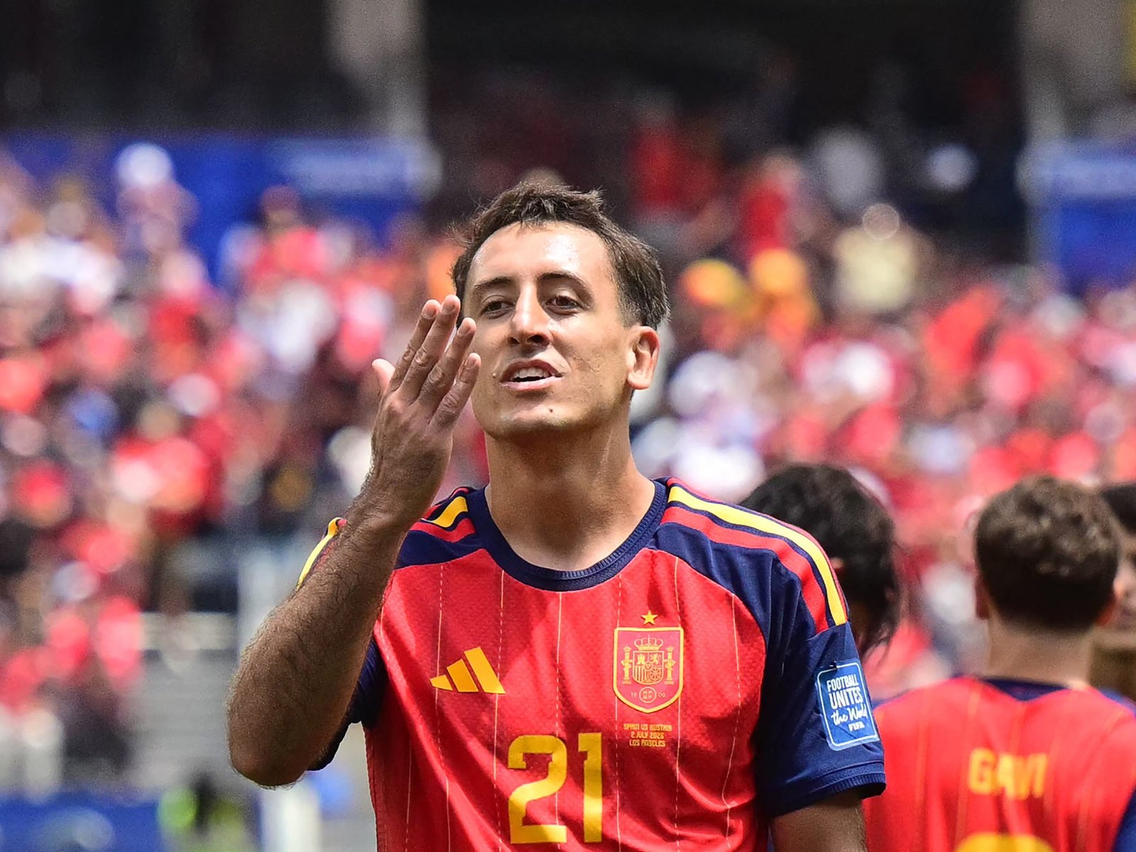 Oyarzabal marca goles — El delantero Mikel Oyarzabal celebra tras anotar un gol para la selección de España en el partido contra Austria. Foto de: Frederic J Brown/AFP