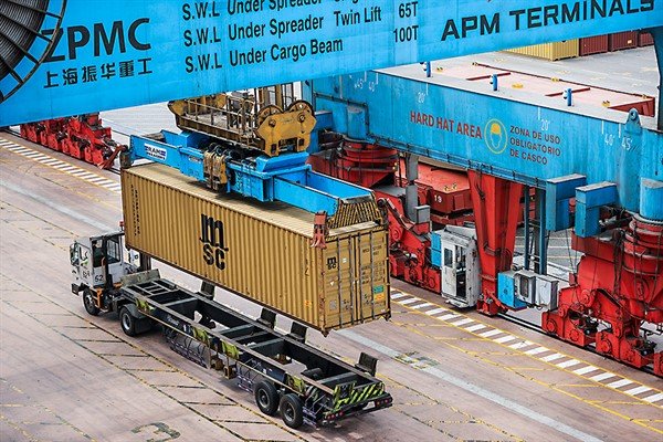 posición externa Perú — Un contenedor de carga en un puerto marítimo simboliza la consolidación del comercio exterior y la posición económica de Perú. Foto de: El Peruano