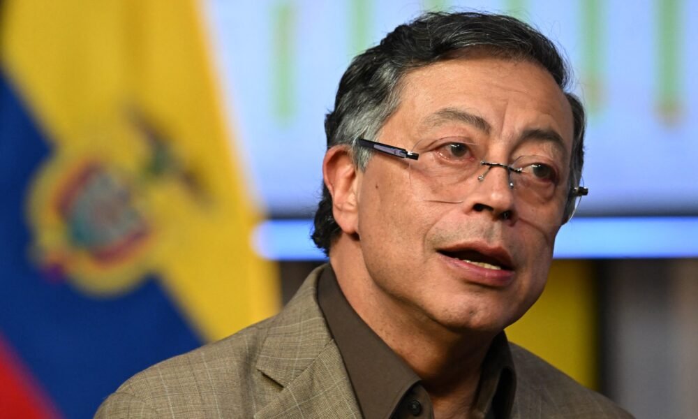 movilización general — El presidente de Colombia, Gustavo Petro, habla durante una entrevista en el Palacio de Nariño antes de su discurso de despedida. Foto de: AFP