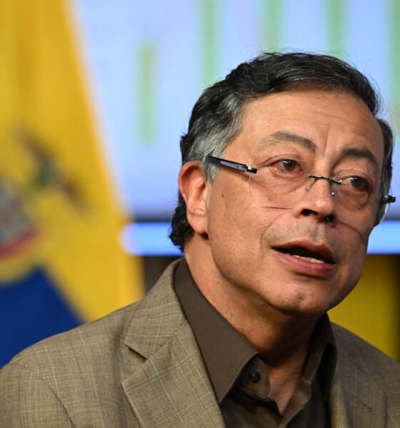 movilización general — El presidente de Colombia, Gustavo Petro, habla durante una entrevista en el Palacio de Nariño antes de su discurso de despedida. Foto de: AFP