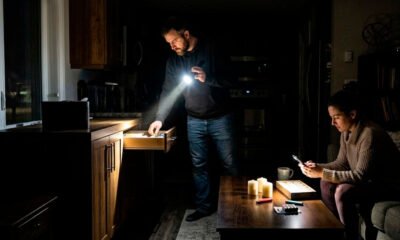 Pluz Perú — Una pareja utiliza linternas y velas en su hogar ante la falta de suministro eléctrico. Foto de: Exitosa Noticias