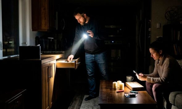 Pluz Perú — Una pareja utiliza linternas y velas en su hogar ante la falta de suministro eléctrico. Foto de: Exitosa Noticias