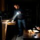 Pluz Perú — Una pareja utiliza linternas y velas en su hogar ante la falta de suministro eléctrico. Foto de: Exitosa Noticias