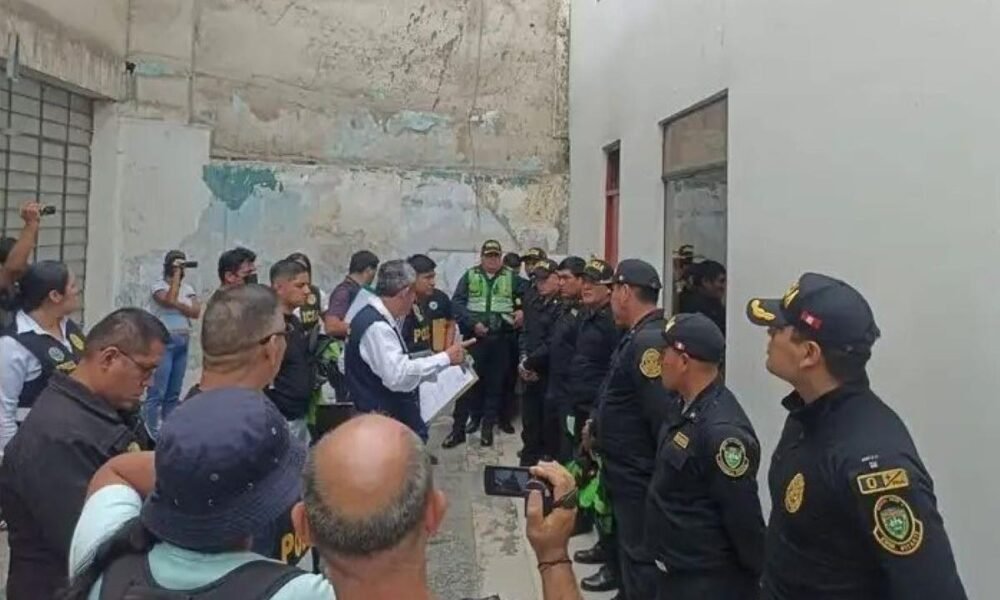 detectar policías corruptos — Agentes de la policía local se reúnen en un recinto para coordinar operativos contra la corrupción. Foto de: La República