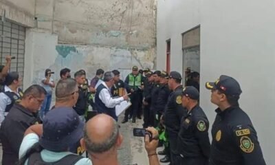 detectar policías corruptos — Agentes de la policía local se reúnen en un recinto para coordinar operativos contra la corrupción. Foto de: La República