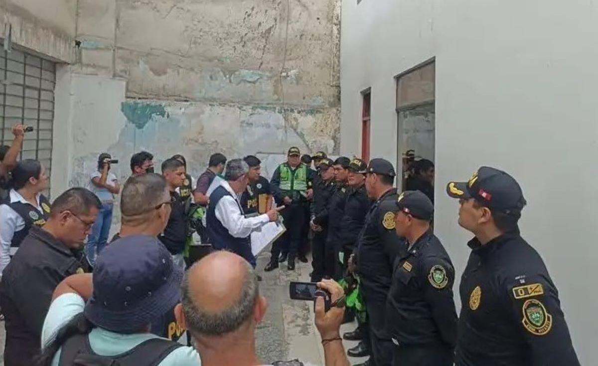detectar policías corruptos — Agentes de la policía local se reúnen en un recinto para coordinar operativos contra la corrupción. Foto de: La República