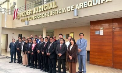 Funcionarios y autoridades del Poder Judicial de Arequipa se reúnen ante la sede del Corte Superior de Justicia. Foto de: El Peruano