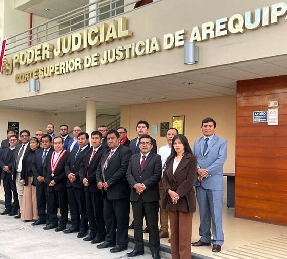 Funcionarios y autoridades del Poder Judicial de Arequipa se reúnen ante la sede del Corte Superior de Justicia. Foto de: El Peruano