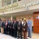 Funcionarios y autoridades del Poder Judicial de Arequipa se reúnen ante la sede del Corte Superior de Justicia. Foto de: El Peruano