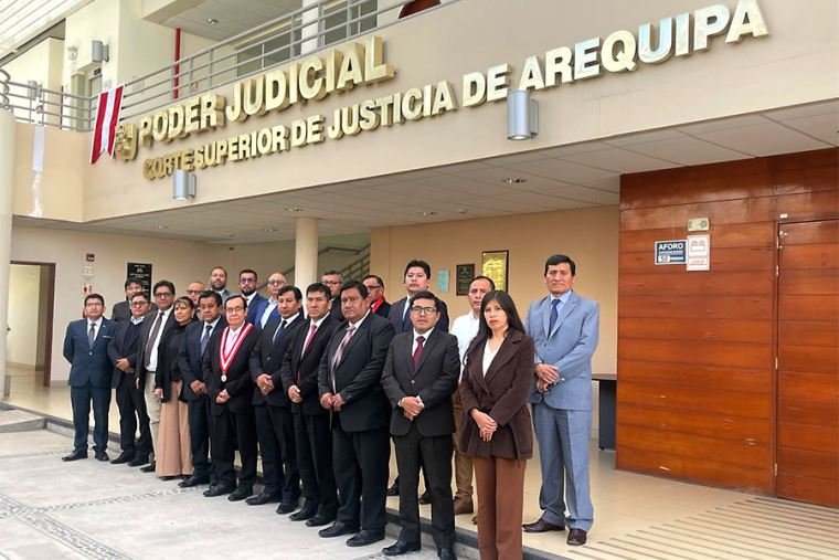 Funcionarios y autoridades del Poder Judicial de Arequipa se reúnen ante la sede del Corte Superior de Justicia. Foto de: El Peruano