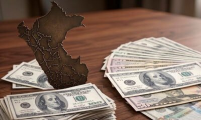precio dólar hoy Perú — Representación del mapa de Perú sobre fajos de dólares para ilustrar la cotización del tipo de cambio en el país. Foto de: Exitosa Noticias