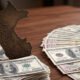 precio dólar hoy Perú — Representación del mapa de Perú sobre fajos de dólares para ilustrar la cotización del tipo de cambio en el país. Foto de: Exitosa Noticias