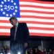 Donald Trump aparece frente a una bandera conmemorativa del 250 aniversario de Estados Unidos en medio de las quejas por la organización del evento. Foto de: CNN en Español