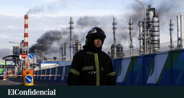 prohibición exportación diésel Rusia — Un bombero en una refinería de petróleo en Moscú ante la prohibición rusa de exportar diésel tras ataques ucranianos. Foto de: REUTERS