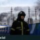 prohibición exportación diésel Rusia — Un bombero en una refinería de petróleo en Moscú ante la prohibición rusa de exportar diésel tras ataques ucranianos. Foto de: REUTERS