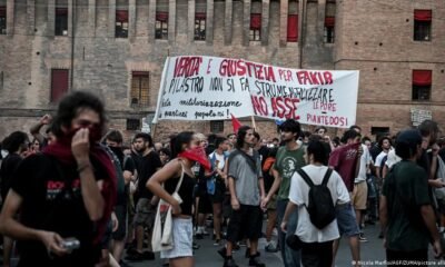 policías heridos — Manifestantes en Italia portan pancartas durante las protestas contra la construcción de una nueva línea ferroviaria. Foto de: Nicola Marfia