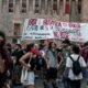 policías heridos — Manifestantes en Italia portan pancartas durante las protestas contra la construcción de una nueva línea ferroviaria. Foto de: Nicola Marfia