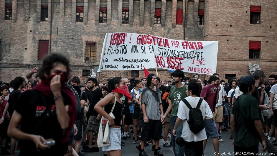 policías heridos — Manifestantes en Italia portan pancartas durante las protestas contra la construcción de una nueva línea ferroviaria. Foto de: Nicola Marfia