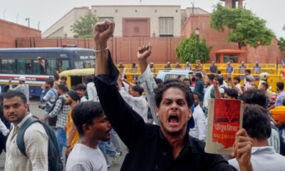 protesta estudiantes Delhi — Manifestantes en Nueva Delhi protestan frente al Parlamento de la India exigiendo la renuncia del ministro de educación. Foto de: Shekhar Yadav/AP Photo