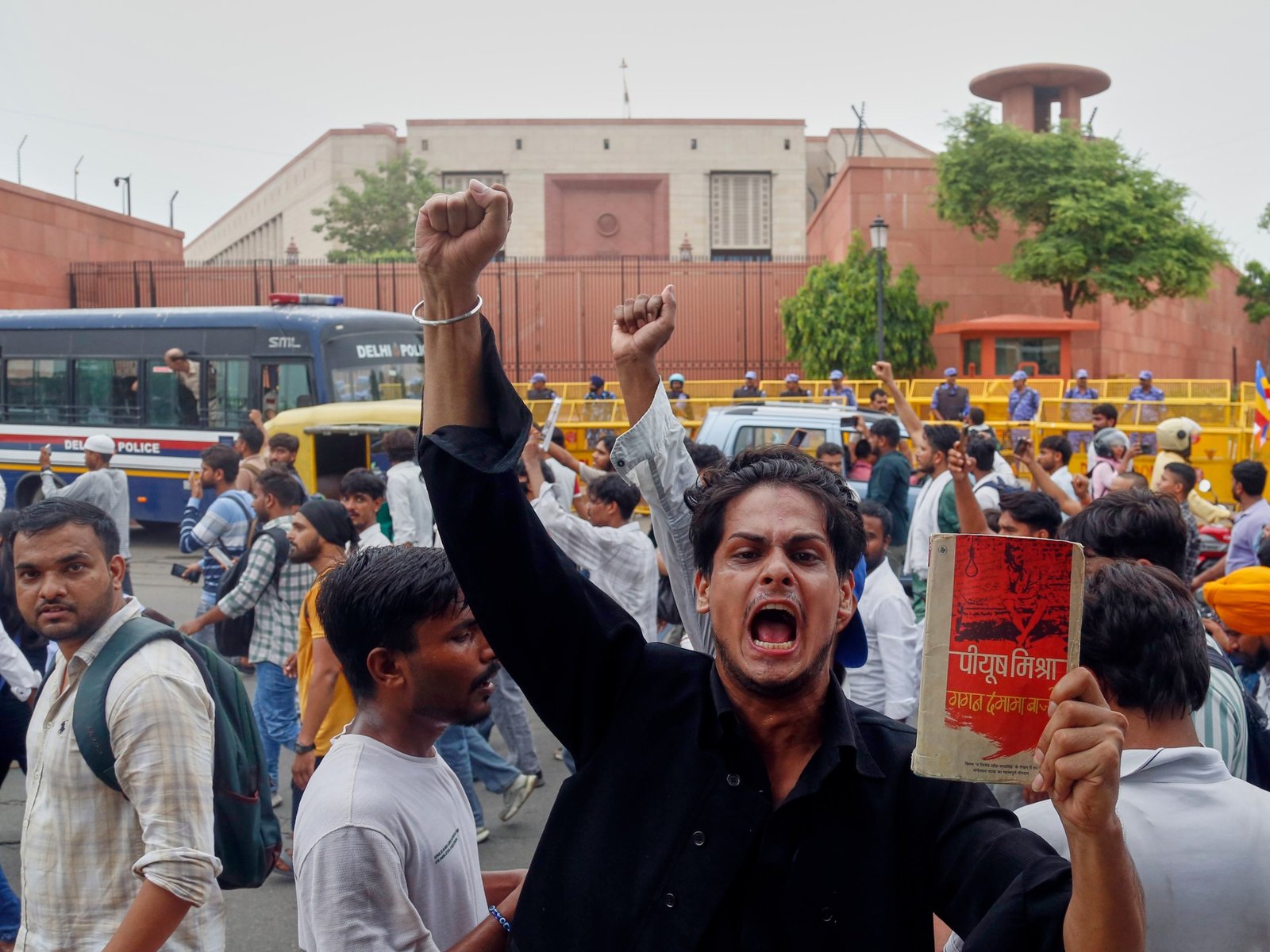 protesta estudiantes Delhi — Manifestantes en Nueva Delhi protestan frente al Parlamento de la India exigiendo la renuncia del ministro de educación. Foto de: Shekhar Yadav/AP Photo