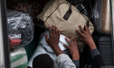 Migrantes zimbabuenses cargan sus pertenencias en un vehículo mientras huyen de la violencia xenófoba en Sudáfrica. Foto de: Esa Alexander/Reuters