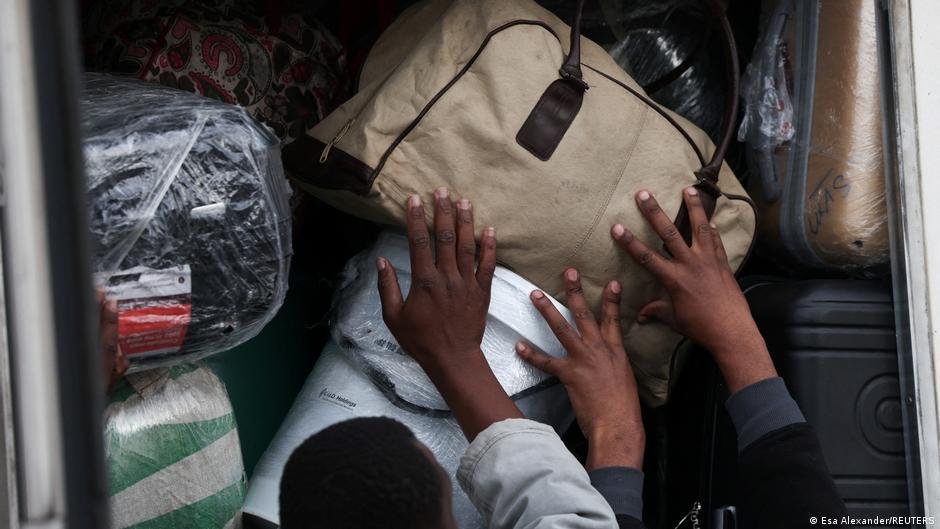 Migrantes zimbabuenses cargan sus pertenencias en un vehículo mientras huyen de la violencia xenófoba en Sudáfrica. Foto de: Esa Alexander/Reuters