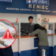 Reniec advierte paralización — Personal del Reniec atiende a ciudadanos en una oficina de registro para la obtención del Documento Nacional de Identidad. Foto de: Exitosa Noticias