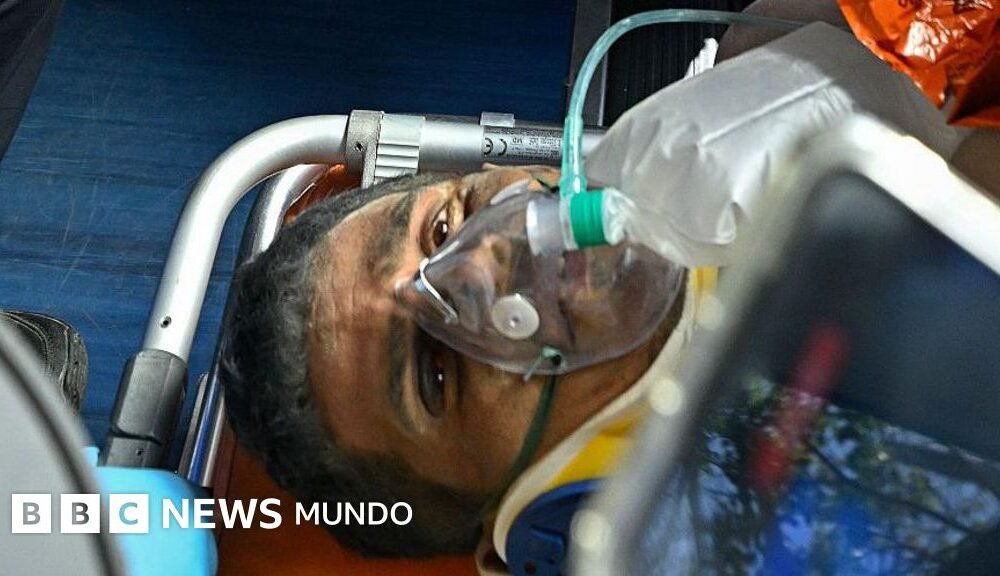Hernán Gil es rescatado tras permanecer ocho días atrapado bajo los escombros de un edificio colapsado por sismos en Venezuela. Foto de: Getty Images