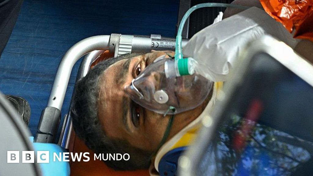 Hernán Gil es rescatado tras permanecer ocho días atrapado bajo los escombros de un edificio colapsado por sismos en Venezuela. Foto de: Getty Images