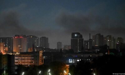 misiles balísticos, — Humo en el cielo de Kiev tras los ataques con misiles balísticos rusos que el presidente Zelenskyy había advertido. Foto de: Sergei Supinsky/AFP
