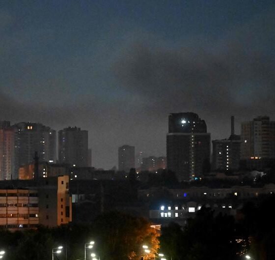 misiles balísticos, — Humo en el cielo de Kiev tras los ataques con misiles balísticos rusos que el presidente Zelenskyy había advertido. Foto de: Sergei Supinsky/AFP