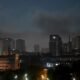 misiles balísticos, — Humo en el cielo de Kiev tras los ataques con misiles balísticos rusos que el presidente Zelenskyy había advertido. Foto de: Sergei Supinsky/AFP