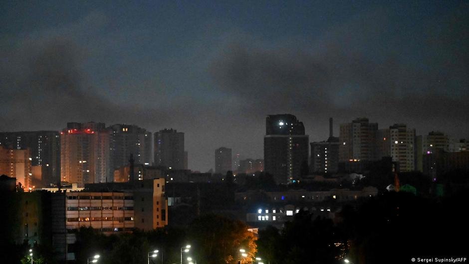 misiles balísticos, — Humo en el cielo de Kiev tras los ataques con misiles balísticos rusos que el presidente Zelenskyy había advertido. Foto de: Sergei Supinsky/AFP
