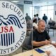 cambios SSI 2026 — Un ciudadano interactúa con un funcionario en una oficina de la Administración del Seguro Social para consultar sobre los beneficios. Foto de: Gestión