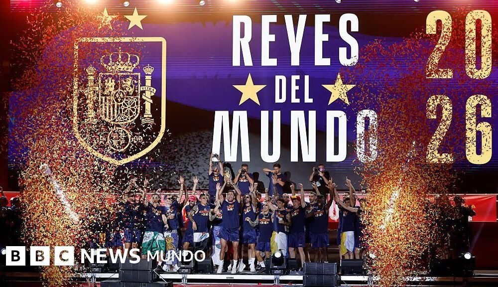 Los jugadores de la selección española celebran en un escenario en Madrid tras coronarse campeones del Mundial 2026. Foto de: AFP vía Getty Images