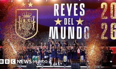 Los jugadores de la selección española celebran en un escenario en Madrid tras coronarse campeones del Mundial 2026. Foto de: AFP vía Getty Images