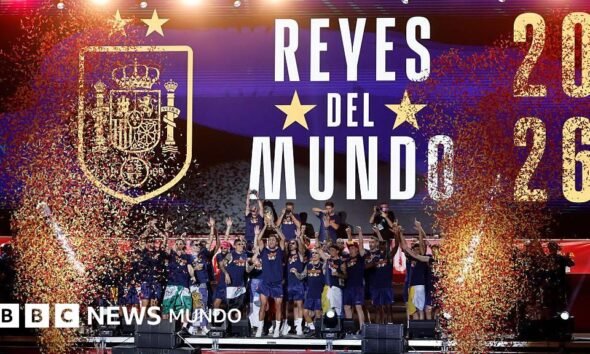 Los jugadores de la selección española celebran en un escenario en Madrid tras coronarse campeones del Mundial 2026. Foto de: AFP vía Getty Images