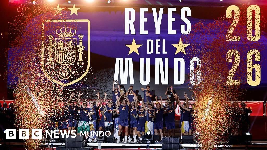 Los jugadores de la selección española celebran en un escenario en Madrid tras coronarse campeones del Mundial 2026. Foto de: AFP vía Getty Images