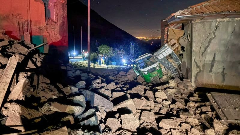 Sismo Junín seis — Restos de un tren descarrilado y destruido tras el fuerte sismo que afectó a diversas zonas del Perú. Foto de: CNN en Español