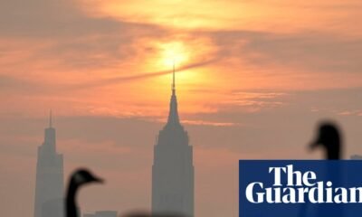 Estados Unidos — El humo de los incendios forestales en Canadá crea una atmósfera densa y anaranjada sobre el horizonte urbano. Foto de: The Guardian