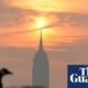 Estados Unidos — El humo de los incendios forestales en Canadá crea una atmósfera densa y anaranjada sobre el horizonte urbano. Foto de: The Guardian