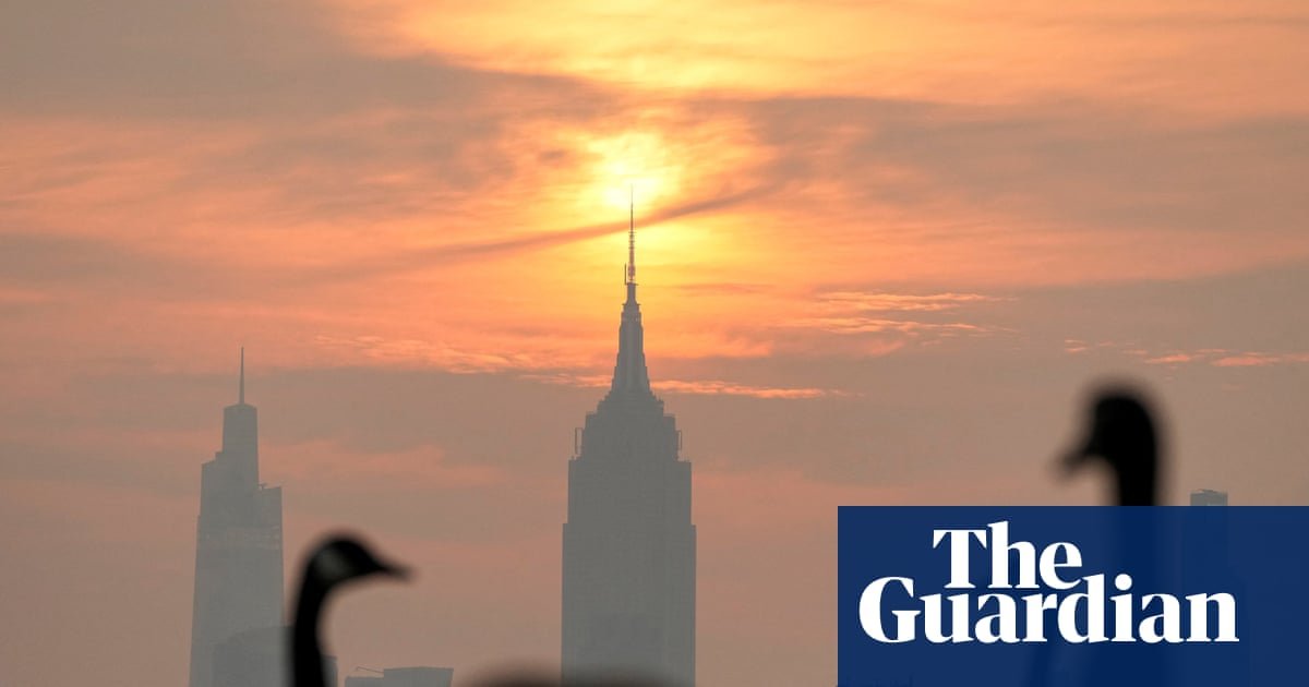 Estados Unidos — El humo de los incendios forestales en Canadá crea una atmósfera densa y anaranjada sobre el horizonte urbano. Foto de: The Guardian