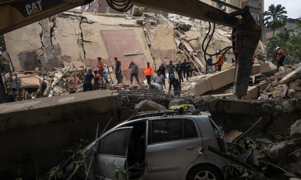 sobreviviente terremoto chacao — Rescatistas y equipos de emergencia trabajan entre los escombros tras los terremotos que afectaron la zona de Chacao. Foto de: El Nacional