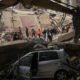 sobreviviente terremoto chacao — Rescatistas y equipos de emergencia trabajan entre los escombros tras los terremotos que afectaron la zona de Chacao. Foto de: El Nacional