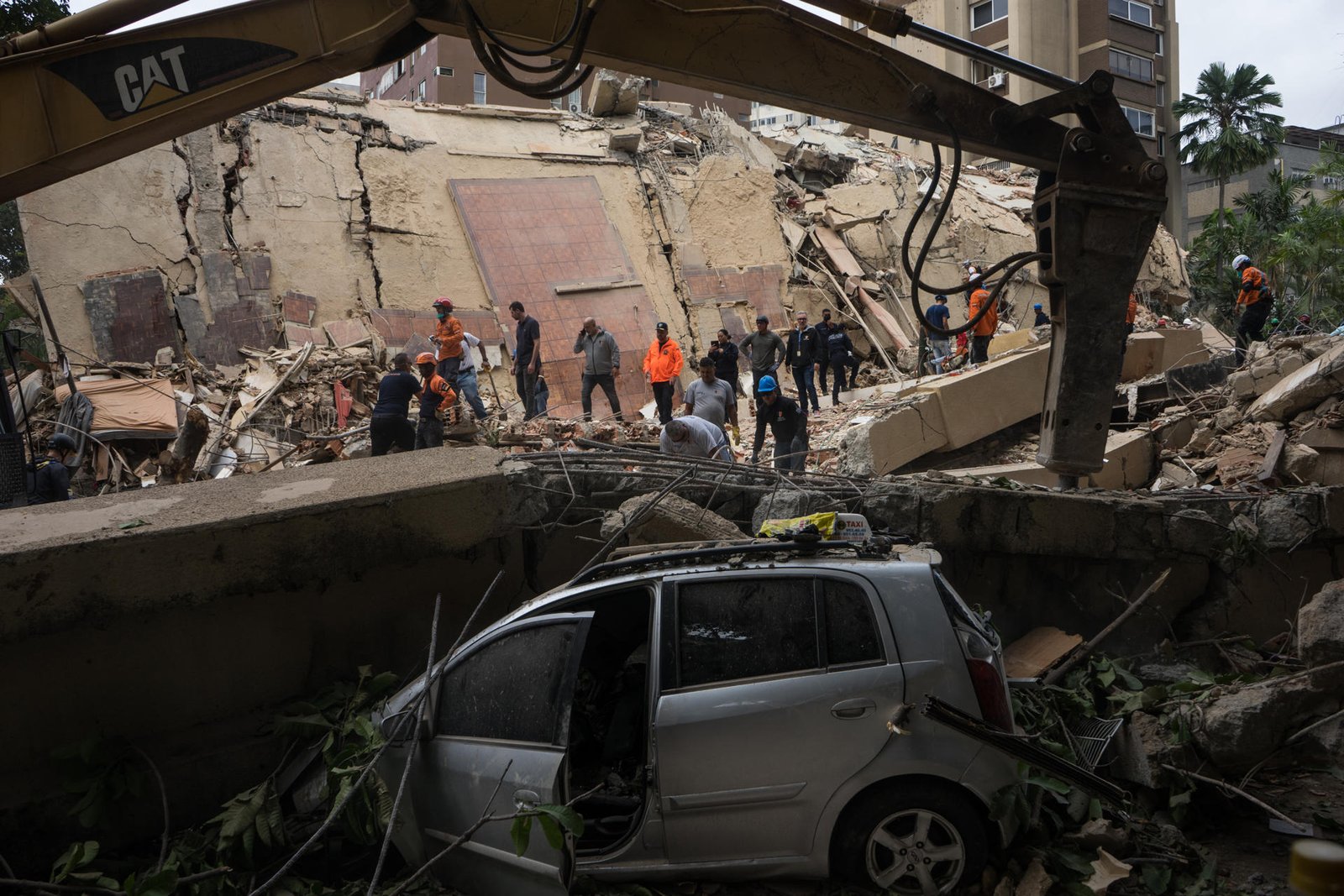 sobreviviente terremoto chacao — Rescatistas y equipos de emergencia trabajan entre los escombros tras los terremotos que afectaron la zona de Chacao. Foto de: El Nacional
